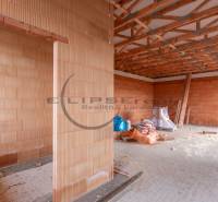 NA PREDAJ NOVOSTAVBA moderný 4-izbový rodinný dom v Malých Levároch - Výstavba rodinného domu so stavbou z tehál, bez podlahy s dreveným dekorom.