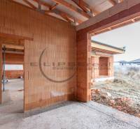 NA PREDAJ NOVOSTAVBA moderný 4-izbový rodinný dom v Malých Levároch - Stavba Rodinného domu na Agátovej ulici v Malych Levároch s tehlovými stenami a otvorenými priestormi.