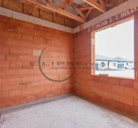 NA PREDAJ NOVOSTAVBA moderný 4-izbový rodinný dom v Malých Levároch - Stavba miestnosti v rodinnom dome s tehlovými stenami a betónovou podlahou.