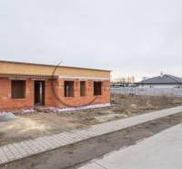 NA PREDAJ NOVOSTAVBA moderný 4-izbový rodinný dom v Malých Levároch - Rodinný dom v štádiu hrubej stavby na Agátovej ulici v Malých Levároch.