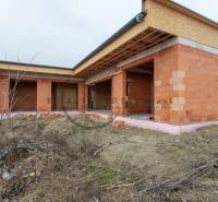 NA PREDAJ NOVOSTAVBA moderný 4-izbový rodinný dom v Malých Levároch - Rodinný dom na Agátovej ulici v Malých Levároch, v štádiu hrubej stavby.