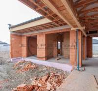 NA PREDAJ NOVOSTAVBA moderný 4-izbový rodinný dom v Malých Levároch - Výstavba rodinného domu na Agátovej ulici v Malých Levároch s tehlovými stenami.