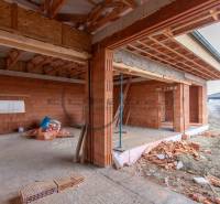 NA PREDAJ NOVOSTAVBA moderný 4-izbový rodinný dom v Malých Levároch - Stavba rodinného domu na Agátovej ulici v Malých Levároch s tehlovými stenami.