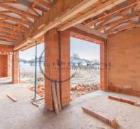 NA PREDAJ NOVOSTAVBA moderný 4-izbový rodinný dom v Malých Levároch - Stavba rodinného domu na Agátovej ulici v Malých Levároch, vidno surové tehlové múry.