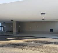 Nájom parkovacie miesto-kryté, centrum PB - Parkovacie miesta v garážach v Považskej Bystrici, poskytujú kryté útočisko pre vozidlá.