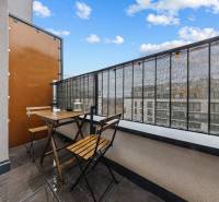 ZARIADENÝ 1-IZBOVÝ BYT, SLNEČNICE – IDEÁLNA INVESTÍCIA AJ BÝVANIE - Balkón 1-izbového bytu na Zuzany Chalupovej v Bratislave - Petržalke, s dreveným sedením.