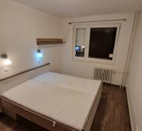 Na prenájom zariadený 3 izbový byt s balkónom Galanta- Mierová - Spálňa v 3-izbovom byte s posteľou, nočnými lampami a podlahou s dreveným dekorom.