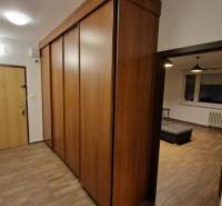 Na prenájom zariadený 3 izbový byt s balkónom Galanta- Mierová - Chodba s drevenými skriňami a podlahou s dreveným dekorom v 3-izbovom byte.