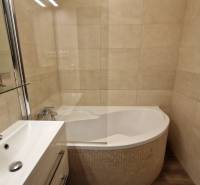 Na prenájom zariadený 3 izbový byt s balkónom Galanta- Mierová - Kúpeľňa v 3-izbovom byte s vaňou, umývadlom a svetlými obkladmi.