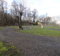 Zabehnutý multifunkčný rekreačný areál (kemp) Kuchyňa na predaj - Spevnené cesty a zeleň v rekreačných pozemkoch pri obci Kuchyňa.