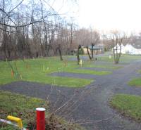 Zabehnutý multifunkčný rekreačný areál (kemp) Kuchyňa na predaj - Rekreačné pozemky v Kuchyni s vyhradenými miestami pre karavany a trávnatými plochami.