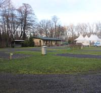 Zabehnutý multifunkčný rekreačný areál (kemp) Kuchyňa na predaj - Rekreačné pozemky v Kuchyni s parkoviskom pre karavany a bungalovy v lese.