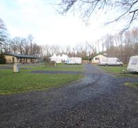 Zabehnutý multifunkčný rekreačný areál (kemp) Kuchyňa na predaj - Rekreačné pozemky v Kuchyni s karavanmi a budovami obklopenými prírodou.