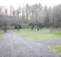 Zabehnutý multifunkčný rekreačný areál (kemp) Kuchyňa na predaj - Pozemok s karavanom a spevnenými cestami v Rekreačných pozemkoch pri Kuchyni.