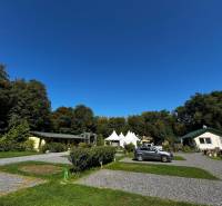 Zabehnutý multifunkčný rekreačný areál (kemp) Kuchyňa na predaj - Rekreačné pozemky v Kuchyni s parkoviskom, altánkom a okolitou zeleňou.