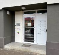 REZERVOVANÉ/ 3- izbový byt blízko centra mesta, Vrbové - Vchodové dvere bytového domu na Ulici 6. apríla v meste Vrbové.