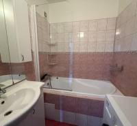 REZERVOVANÉ/ 3- izbový byt blízko centra mesta, Vrbové - Kúpeľňa v 3-izbovom byte s vaňou, umývadlom, skrinkou a práčkou.