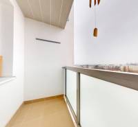 REZERVOVANÉ/ 3- izbový byt blízko centra mesta, Vrbové - V 3-izbovom byte balkón s dlažbou a výhľadom na mesto.