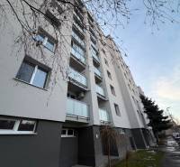 REZERVOVANÉ/ 3- izbový byt blízko centra mesta, Vrbové - Exteriér bytového domu v ulici 6. apríla v meste Vrbové.