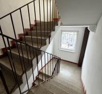 REZERVOVANÉ/ 3- izbový byt blízko centra mesta, Vrbové - Schodisko vedúce k 3-izbovému bytu, zábradlie, veľké okno, svetlo preniká dovnútra.