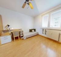 REZERVOVANÉ/ 3- izbový byt blízko centra mesta, Vrbové - Izba v 3-izbovom byte s podlahou s dreveným dekorom, posteľ, písací stôl, stropný ventilátor.