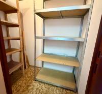 REZERVOVANÉ/ 3- izbový byt blízko centra mesta, Vrbové - Špajza v 3-izbovom byte s kovovými a drevenými policami, podlaha s dreveným dekorom.