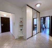 Útulný byt s loggiou a klimatizáciou, Rovniankova.Províziu neplatíte - Vstupná chodba s dlažbou, zrkadlovými dverami a policovým regálom v 3-izbovom byte.