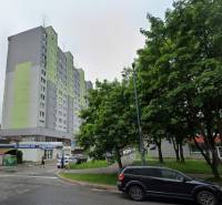 Útulný byt s loggiou a klimatizáciou, Rovniankova.Províziu neplatíte - Bytový dom na Rovniankovej ulici v Bratislave - Petržalke obklopený zeleňou a autami.