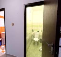 Útulný byt s loggiou a klimatizáciou, Rovniankova.Províziu neplatíte - Kúpeľňa a toaleta v 3-izbovom byte s keramickou dlažbou.