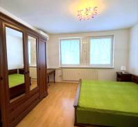 Útulný byt s loggiou a klimatizáciou, Rovniankova.Províziu neplatíte - Spálňa s podlahou s dreveným dekorom v 3-izbovom byte, drevený nábytok, lôžko, skriňa.