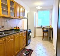 Útulný byt s loggiou a klimatizáciou, Rovniankova.Províziu neplatíte - Kuchyňa v 3-izbovom byte s drevenými skrinkami a keramickou dlažbou.
