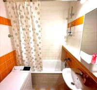 Útulný byt s loggiou a klimatizáciou, Rovniankova.Províziu neplatíte - Kúpeľňa s vaňou, závesom, umývadlom, práčkou a obkladmi v 3-izbovom byte.