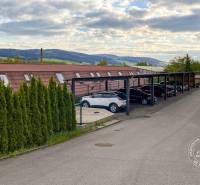 Mezonetový 3-izb. byt, Stará Ľubovňa, Popradská ulica - Parkovisko pri Popradskej ulici v Starej Ľubovni vedľa budovy s výhľadom na kopce.