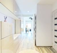 Mezonetový 3-izb. byt, Stará Ľubovňa, Popradská ulica - Chodba v 3-izbovom byte s podlahou s dreveným dekorom a vstavanou skriňou.