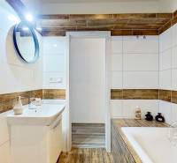 Mezonetový 3-izb. byt, Stará Ľubovňa, Popradská ulica - Kúpeľňa v 3-izbovom byte so zrkadlom a vaňou, obklady s dreveným dekorom.