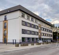 Mezonetový 3-izb. byt, Stará Ľubovňa, Popradská ulica - Budova na Popradskej ulici v Starej Ľubovni, vedľa cesty, s parkoviskom.