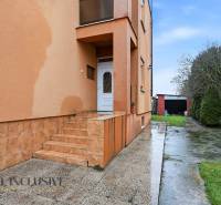 Na predaj 4-izb. rodinný dom s garážou, Okoč - Exteriér rodinného domu na ulici Okoč vo Veľkom Mederi, vstupné schody a záhrada.