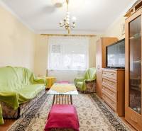 Na predaj 4-izb. rodinný dom s garážou, Okoč - Obývačka v rodinnom dome s pohovkou, skriňami a textilnými dekoráciami.