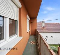 Na predaj 4-izb. rodinný dom s garážou, Okoč - Balkón rodinného domu na ulici Okoč vo Veľkom Mederi s výhľadom na susedné strechy.