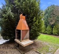 Na predaj 4-izb. rodinný dom s garážou, Okoč - Záhradný gril pri rodinnom dome na ulici Okoč vo Veľkom Mederi, obklopený zeleňou.