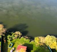 KH-1018, PREDAJ Pozemok pri jazere 887 m², garáž, altánok - Záhrada s altánkom pri jazere a ostrovčekom v Čani počas výstavby domov.