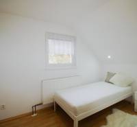 EXKLUZÍVNE / RODINNÝ DOM NA PREDAJ V OBCI SÚĽOV - Spálňa v rodinnom dome s posteľou, kobercovým kobercom a podlahou s dreveným dekorom.