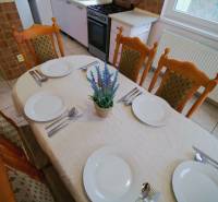 EXKLUZÍVNE / RODINNÝ DOM NA PREDAJ V OBCI SÚĽOV - Jedálenský stôl s piatimi prestieraniami a kvetom v Rodinnom dome.