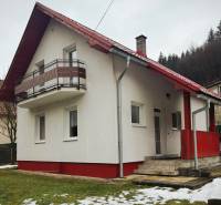 EXKLUZÍVNE / RODINNÝ DOM NA PREDAJ V OBCI SÚĽOV - Rodinný dom v Súľove-Hradnej s balkónom, červenou strechou a záhradou v zimnom období.