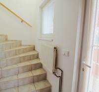 EXKLUZÍVNE / RODINNÝ DOM NA PREDAJ V OBCI SÚĽOV - Interiér schodiska v rodinnom dome s obkladanými schodmi a oknom.