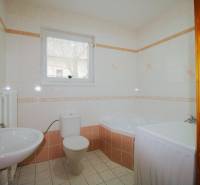 EXKLUZÍVNE / RODINNÝ DOM NA PREDAJ V OBCI SÚĽOV - Kúpeľňa v rodinnom dome s vaňou, umývadlom a práčkou, s dlažbou a obkladmi.