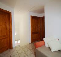 EXKLUZÍVNE / RODINNÝ DOM NA PREDAJ V OBCI SÚĽOV - Interiér s bielymi stenami, drevenými dverami a pohovkou, Rodinný dom.