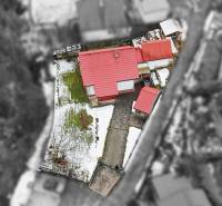 EXKLUZÍVNE / RODINNÝ DOM NA PREDAJ V OBCI SÚĽOV - Rodinný dom v Súľove-Hradnej v zimnom prostredí s červenou strechou a prístupovou cestou.