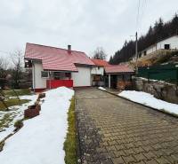 EXKLUZÍVNE / RODINNÝ DOM NA PREDAJ V OBCI SÚĽOV - Rodinný dom v Súľov-Hradná s červenou strechou, spevnená cesta, sneh a záhrada.