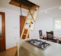 EXKLUZÍVNE / RODINNÝ DOM NA PREDAJ V OBCI SÚĽOV - Jedáleň s jedálenským stolom a plynovým sporákom v rodinnom dome.